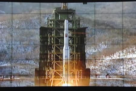 2012年12月12日　北朝鮮北西部・東倉里の西海衛星発射場から発射される長距離弾道ミサイル
